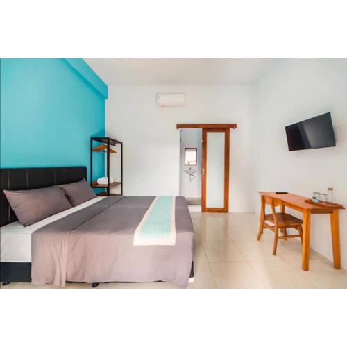 Greek House: Room w/Desk + Shared Pool&Kitchen /4