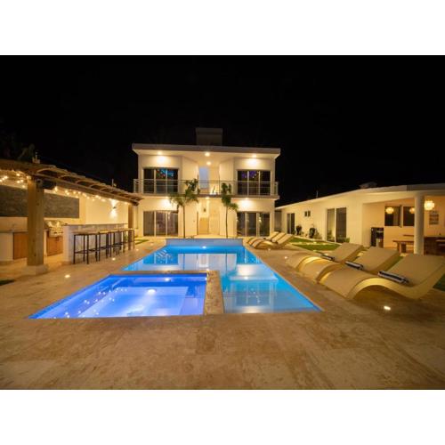 Green Palace - 7br Luxury Villa in Sosua 3mins from strip plus 24hr security