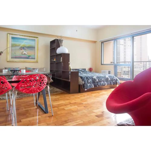 Greenbelt King Suite with Balcony at Mosaic Tower - FREE Gym Pool WiFi & Washer +