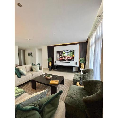 GreenHome 75 inch TV 5mints from the beach and City