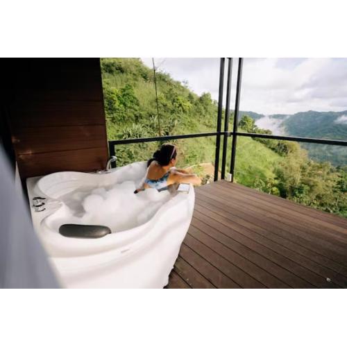 Grey Rock Mountain Cabin w/ Jacuzzi