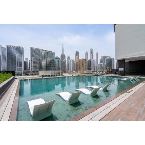GuestReady - Majestic canal and Burj Khalifa view
