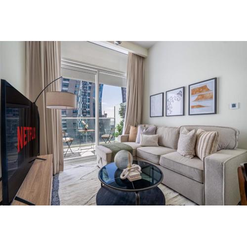 GuestReady - Vibrant Retreat in Dubai's Heart