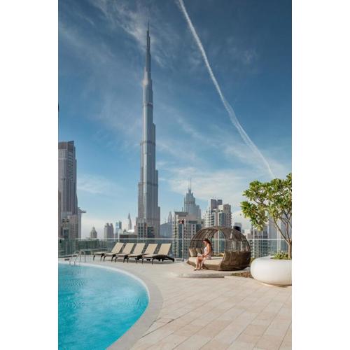 GYL Holiday Homes I Luxury Retreat Apt with Burj Khalifa Pool View I Near Dubai Mall