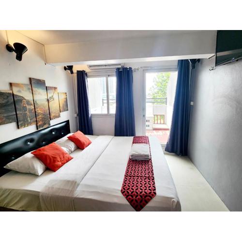 Happio Near Chabad House