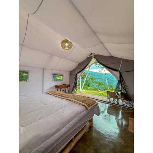 HappyNest Glamping and Villa Dieng