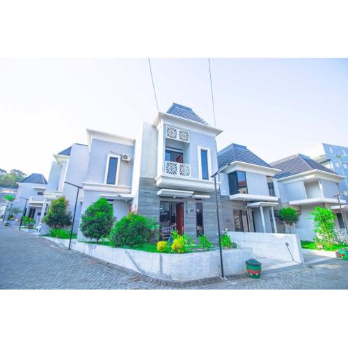 Harsari Syariah with Karaoke and Balcony