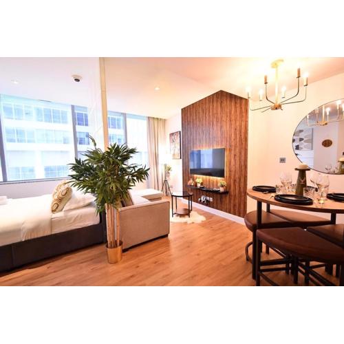 Heart of DIFC: SKY Gardens Modern Chic Studio