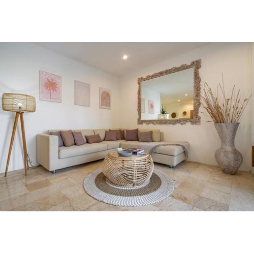 Heart of Seminyak 2bed 2bath 2 pools super quiet
