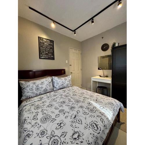 HelloQC Cubao - Cosy Home w Pool Access nr Train & Bus Stns for 4pax