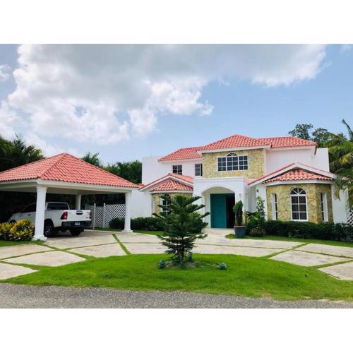 Hermosa villa en metro country club Juan dolio