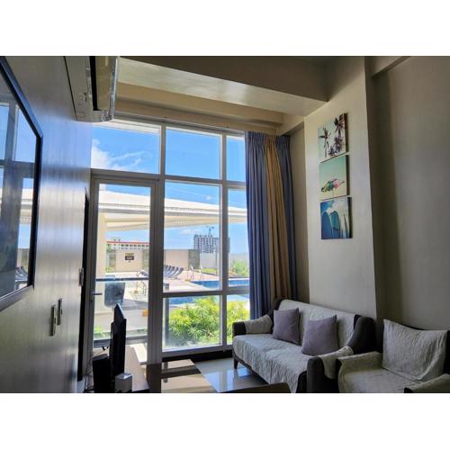 High Ceiling Home by the Pool with Wi-Fi and Netflix