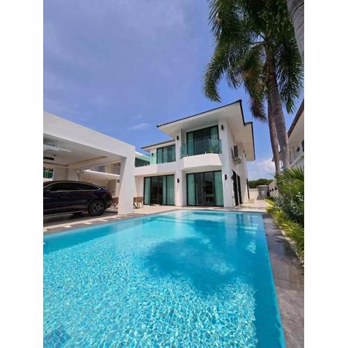 High End Pattaya New Luxurious Villa with Private Pool