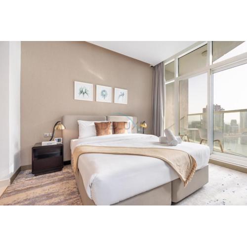 High-Floor Studio with Skyline Views Overlooking the Dubai Water Canal and Burj Khalifa, Prive by Damac B, Business Bay by Deluxe Holiday Homes