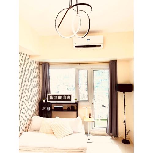 High Rise Haven in Makati with Balcony and View