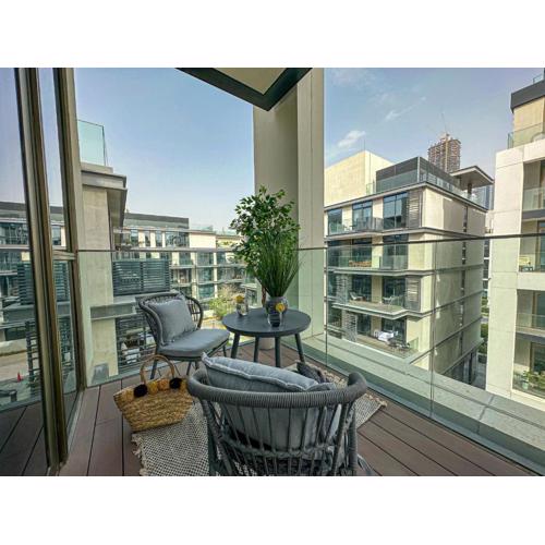 HiGuests - Charming Retreat in CityWalk With Balcony and Pool