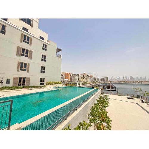 HiGuests - Stylish Waterfront Retreat With Balcony in La Mer