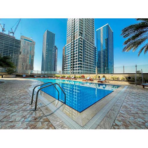 HiGuests - Superb Lake Views from this 2BR Apt in JLT