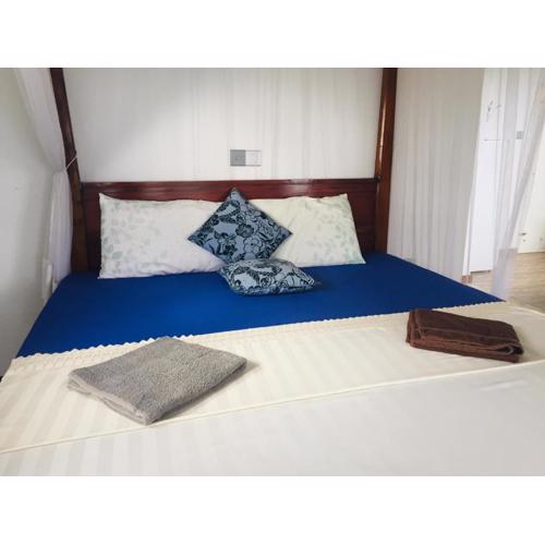 Hill cottage - ocean view