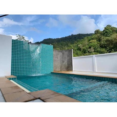 Hillside 3 Bedroom Vacation Home with Pool