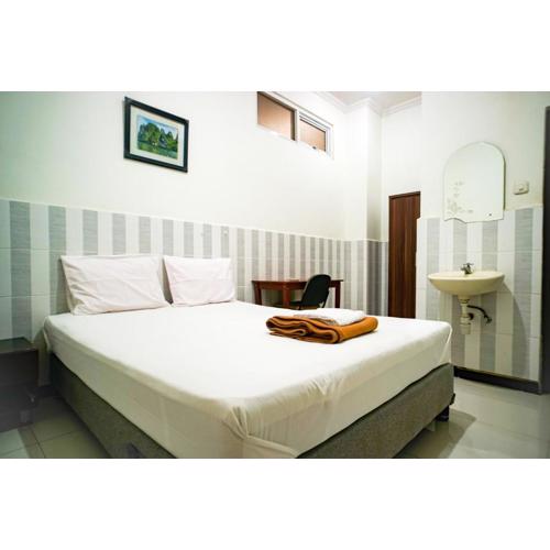 Hoki Homestay Mitra RedDoorz near Rumah Sakit Dr Soetomo Surabaya