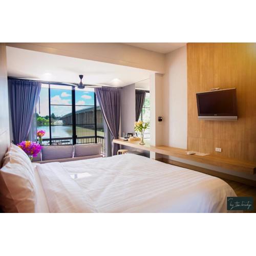 Home by the Bridge Hotel