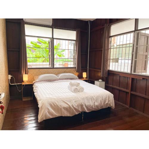 Home in Tambon Hai Ya, 4 minutes walk to Old City by NNTH Home cnx