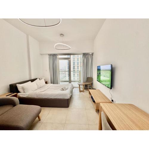 Homes2Retreat - Cozy Studio with Pool and Sauna in Al Furjan