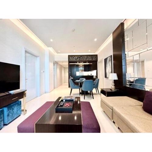 Homes2Retreat - Stylish 2BR Apartment in Prime Downtown Spot