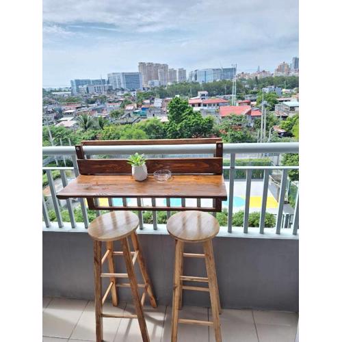 Homey 1BR with City View and WI-FI in Grace Res