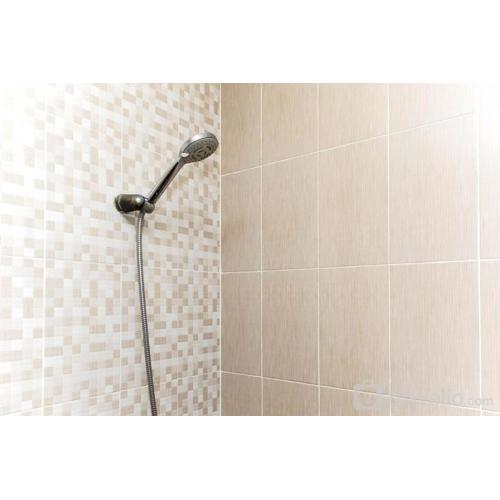 Homey and Comfort Studio at The Enviro Apartment By Travelio