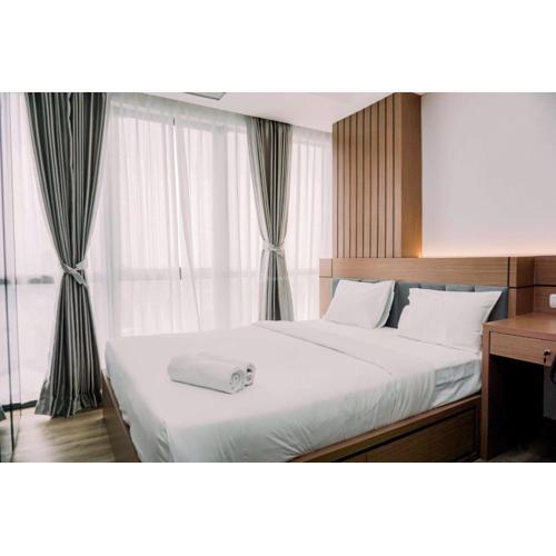Homey and Comfortable 1BR at The Smith Alam Sutera Apartment By Travelio