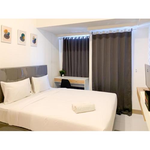 Homey and Comfortable Studio Tokyo Riverside PIK 2 Apartment By Travelio