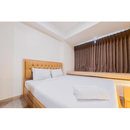 Homey and Cozy Living Studio at Collins Boulevard Apartment By Travelio