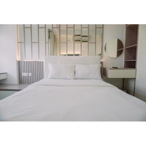 Homey and Cozy Stay Studio Belmont Residence Puri Apartement By Travelio
