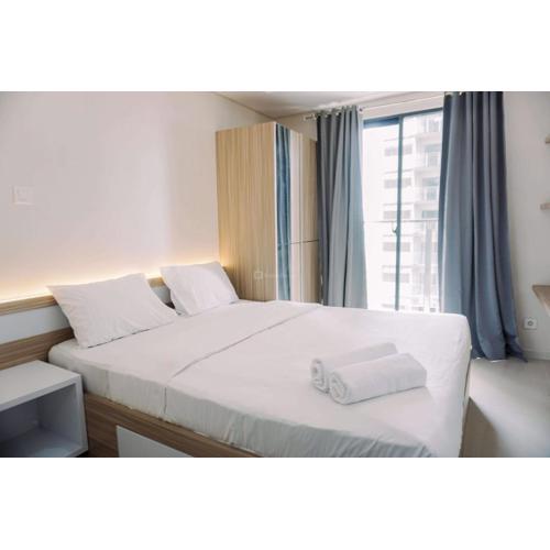 Homey and Minimalist Studio at Daan Mogot City Apartment By Travelio