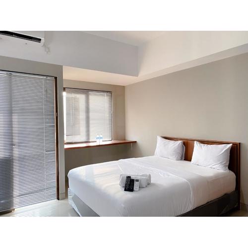 Homey and Minimalist Studio Gateway Park LRT City Jatibening Apartment By Travelio