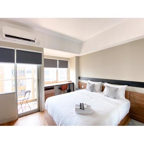 Homey and Simply Look Studio Gateway Park LRT City Jatibening Apartment By Travelio