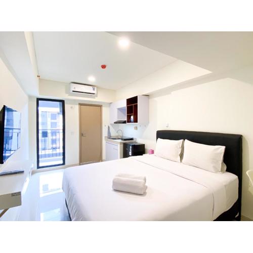 Homey and Simply Look Studio Meikarta Apartment By Travelio