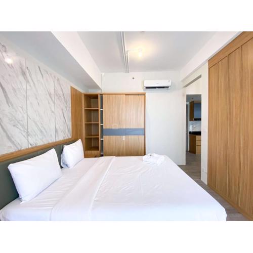 Homey and Spacious Studio Vasanta Innopark Apartment By Travelio