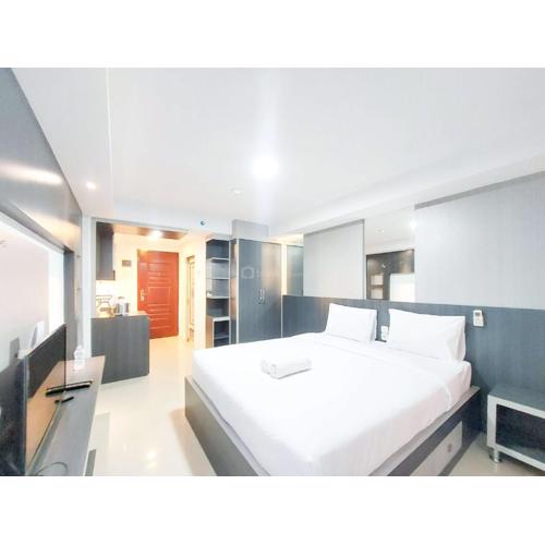 Homey and Warm Studio Apartment at Mansyur Residence By Travelio