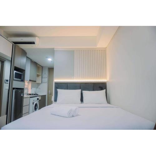 Homey and Warm Studio at 28th Floor Gold Coast Apartment By Travelio