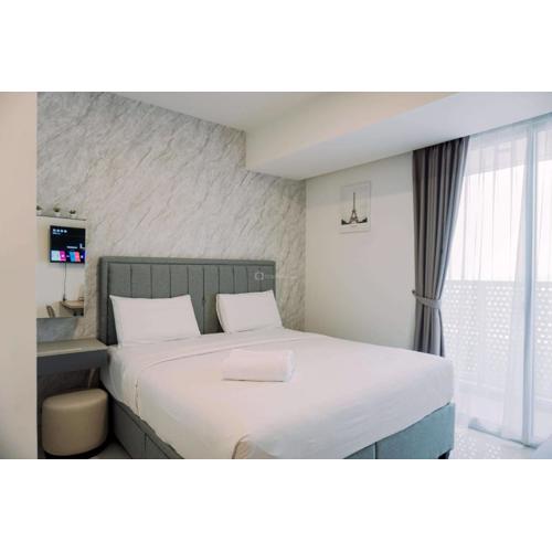 Homey and Warm Studio at West Vista Apartment By Travelio