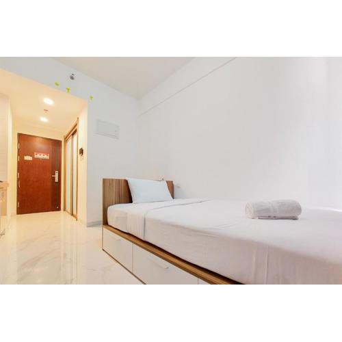 Homey and Warm Studio Room at Sky House BSD Apartment By Travelio