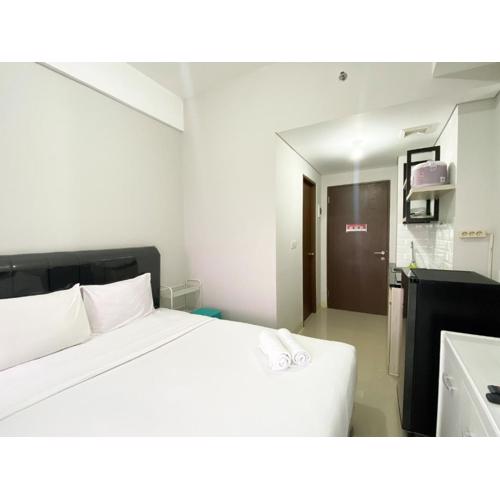 Homey and Warm Studio Transpark Juanda Bekasi Timur Apartment By Travelio
