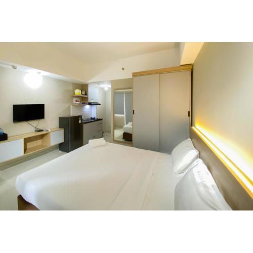 Homey and Well Furnished Studio Gateway Park LRT City Jatibening Apartment By Travelio