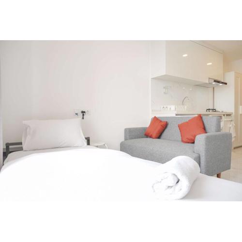 Homey and Well Furnished Studio Sky House Alam Sutera Apartment By Travelio
