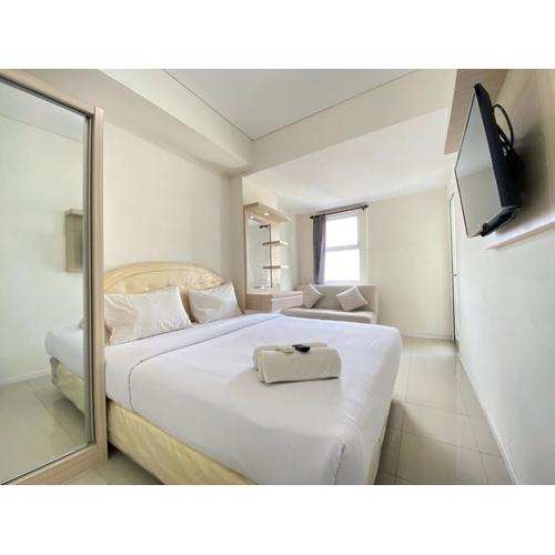 Homey Furnished 2BR Apartment at Parahyangan Residence By Travelio