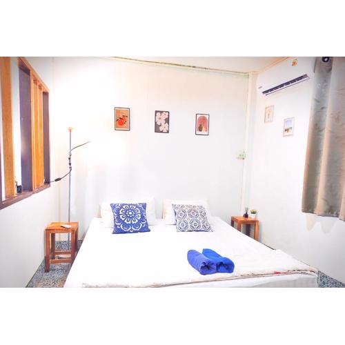 house 1 for 6 paxs whole house 3 beds