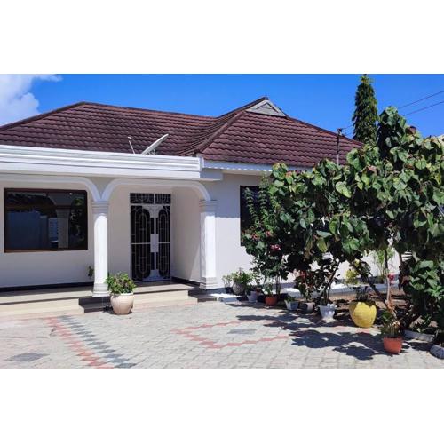 House with parking space in Dar es Salaam